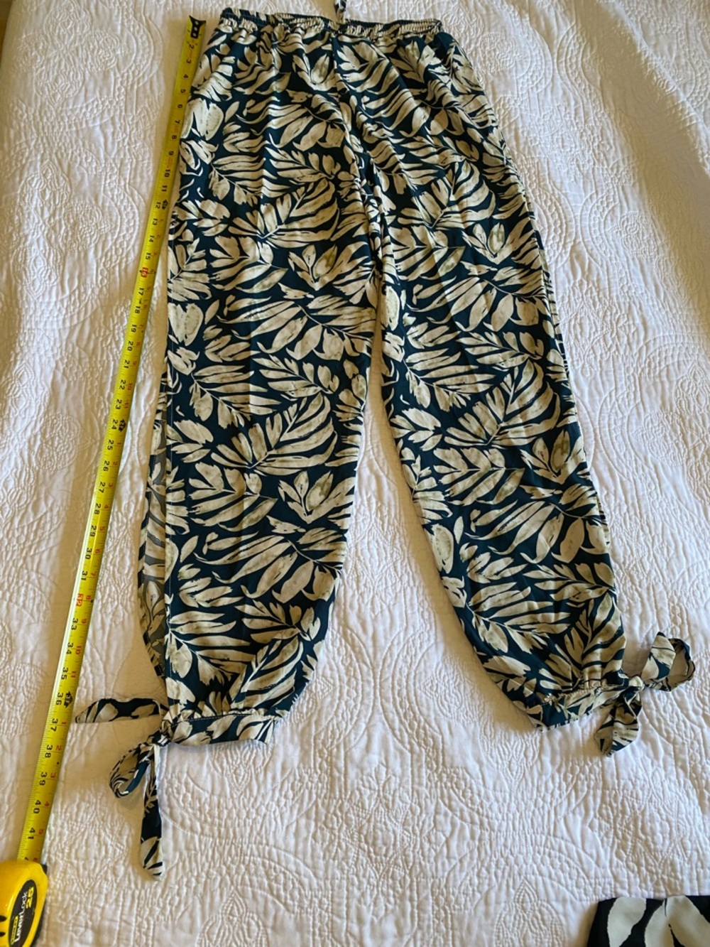 SHEIN Black & Cream Leaf-Print Tie-Hem Pants
